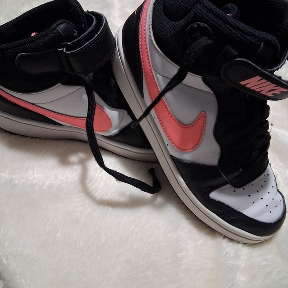 Nike Black and Pink Sneakers with Classic Design - Picture 7 of 13